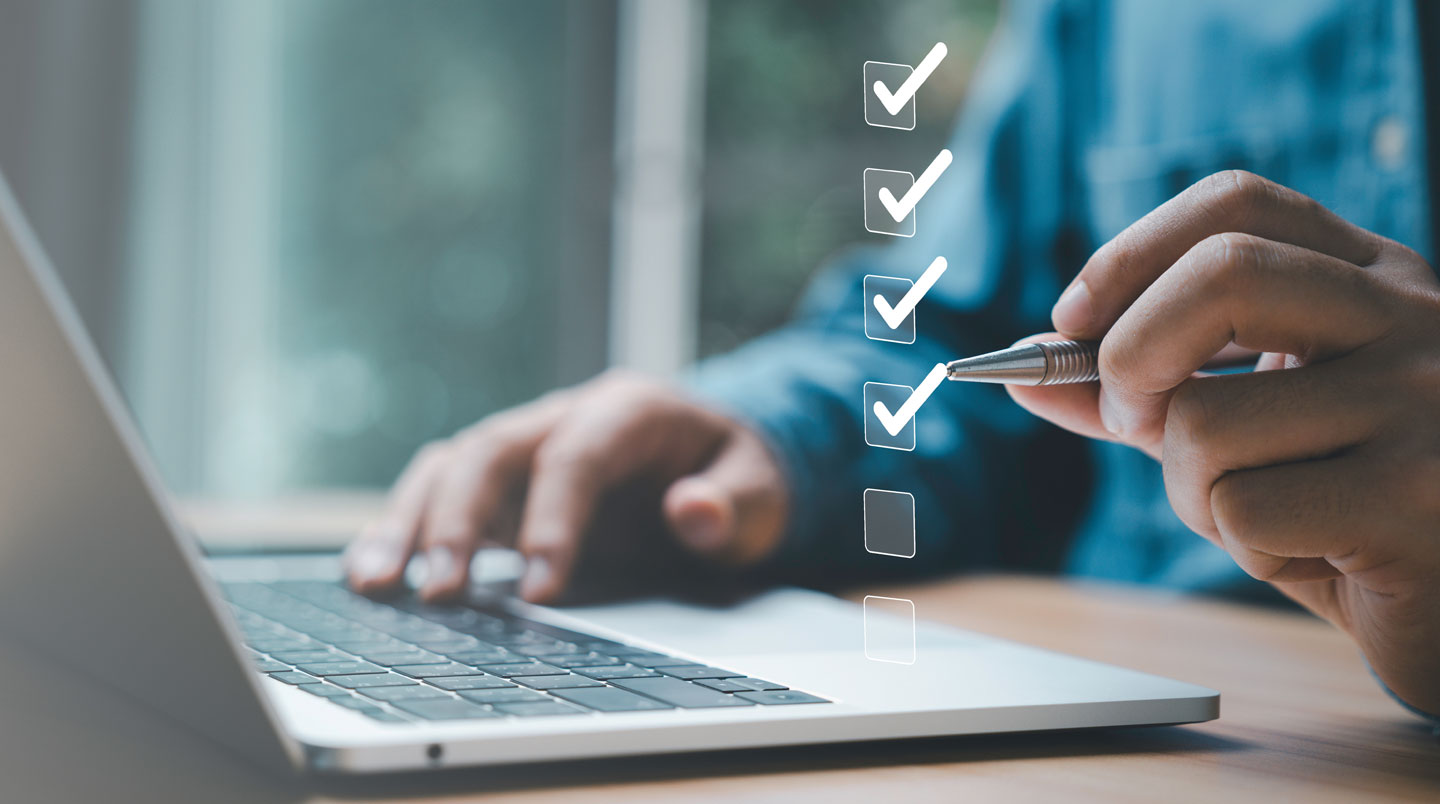 Deux personnes discutent autour d'une tablette lors d'une réunion informelle, expressions naturelles et concentrées