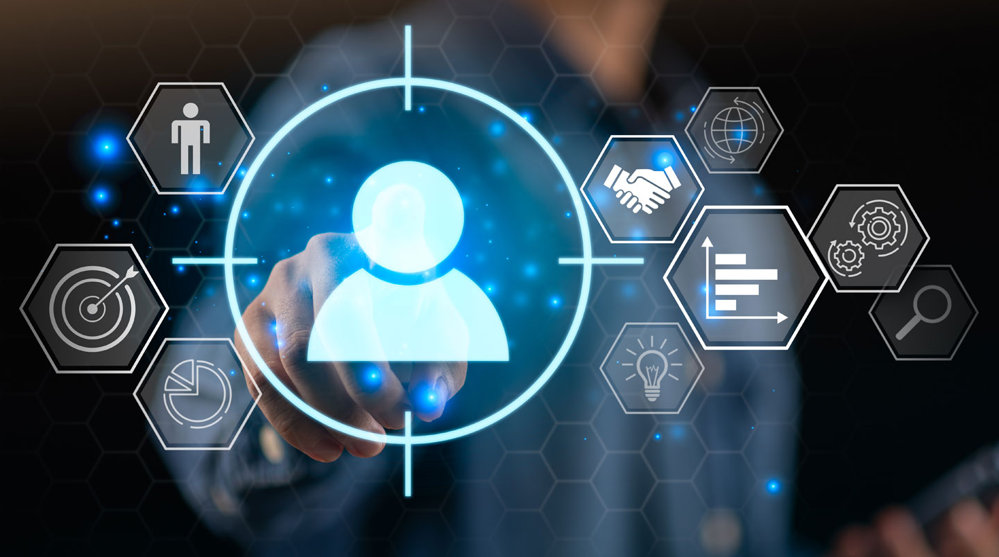 Mains tapant sur un clavier d'ordinateur portable avec une tasse de café à côté sur un bureau légèrement encombré